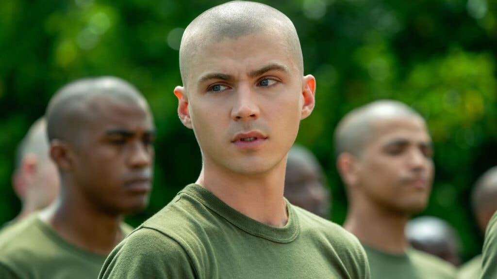 Miles Heizer en Cameron Cope dans la série Netflix Boots