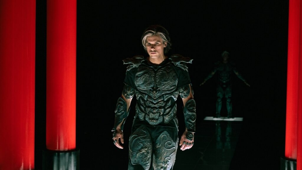 Orelsan portant son armure dans un temple japonais dans Yoroï