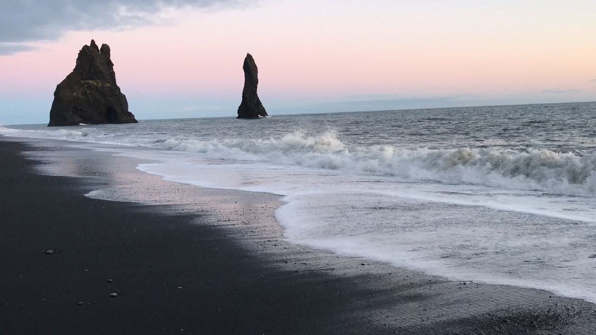 Une plage de sable noir