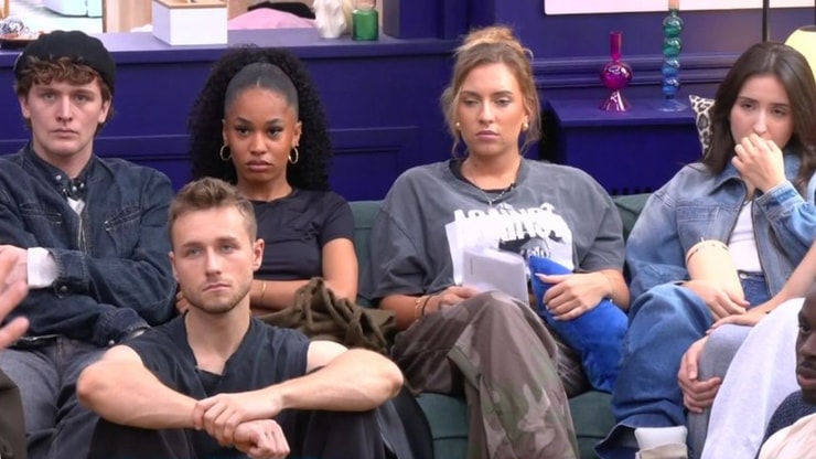 "On n’a pas leur autorisation" :  pourquoi y a-t-il (trop) de coupures dans le live de la Star Academy ?