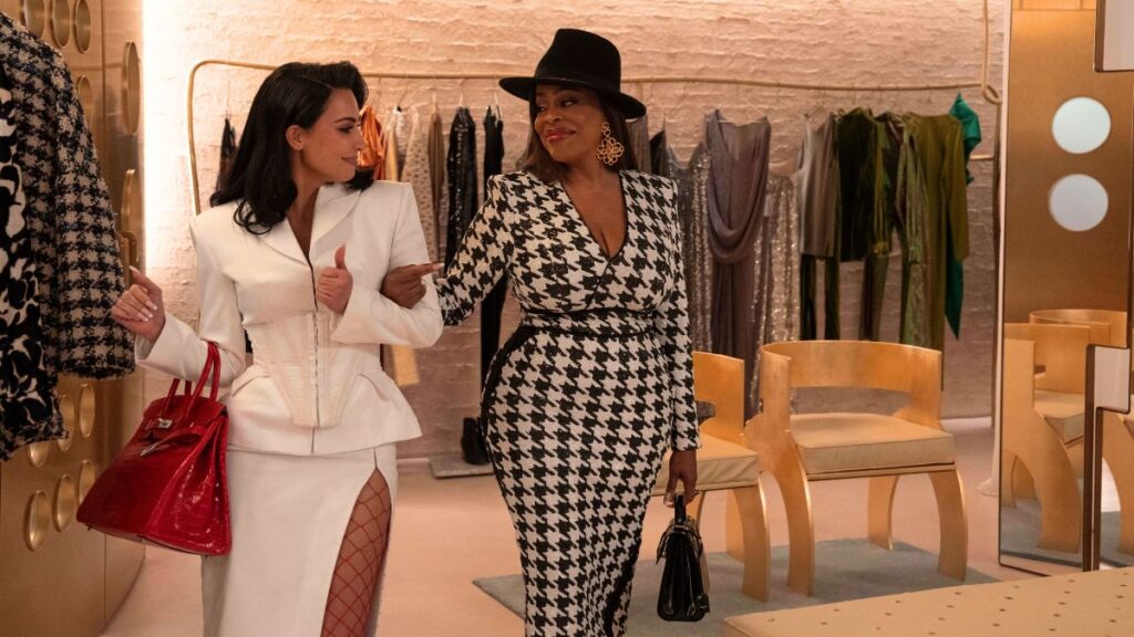 Kim Kardashian et Niecy Nash dans la série All's Fair sur Disney+.