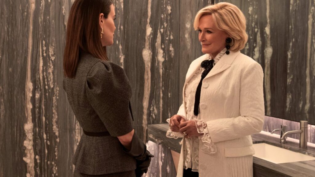 Glenn Close et Sarah Paulson dans la série All's Fair sur Disney+.