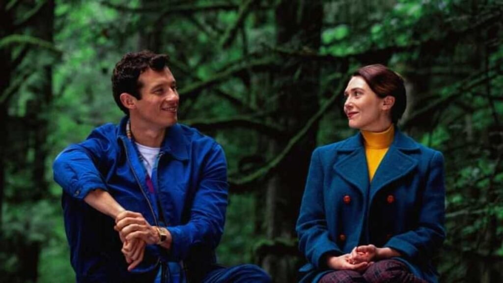 Elizabeth Olsen et Callum Turner dans Pour l'éternité