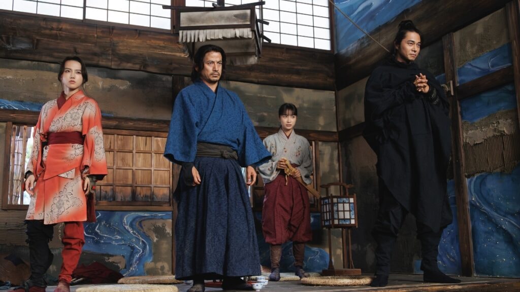 Shujiro Saga dans une auberge avec ses amis dans Last Samurai Standing
