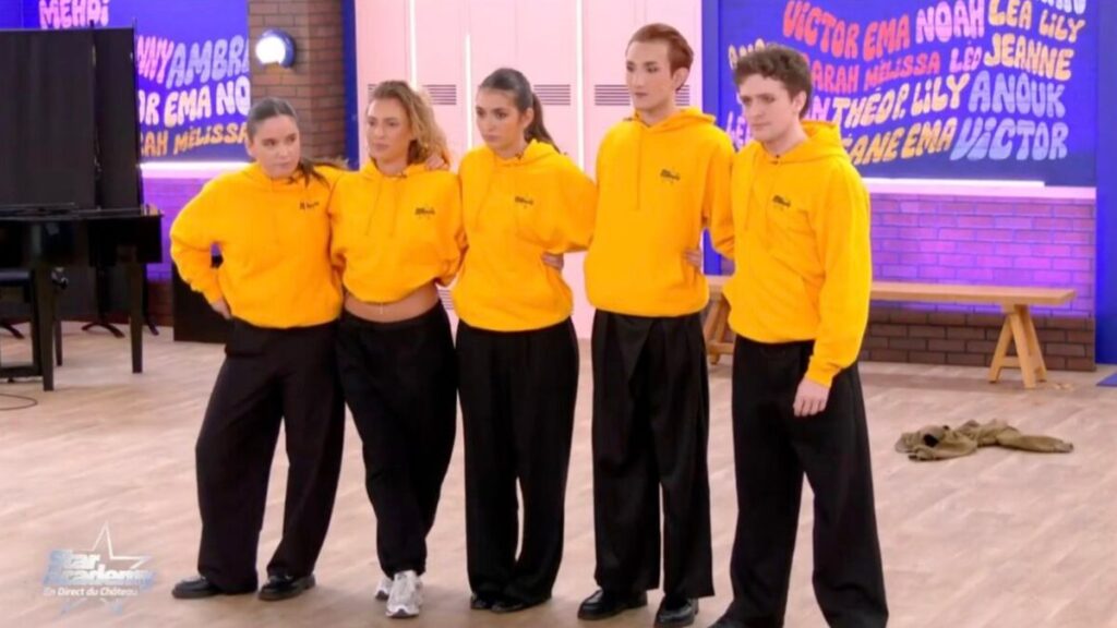 Léa, Bastiaan, Victor, Lily et Ema forment le groupe des jaunes à la Star Academy 2025.