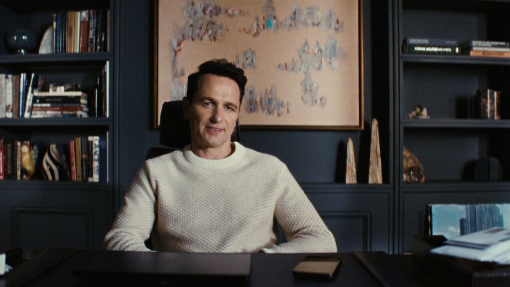 Nile Jarvis (Matthew Rhys) dans la série The Beast In Me sur Netflix.