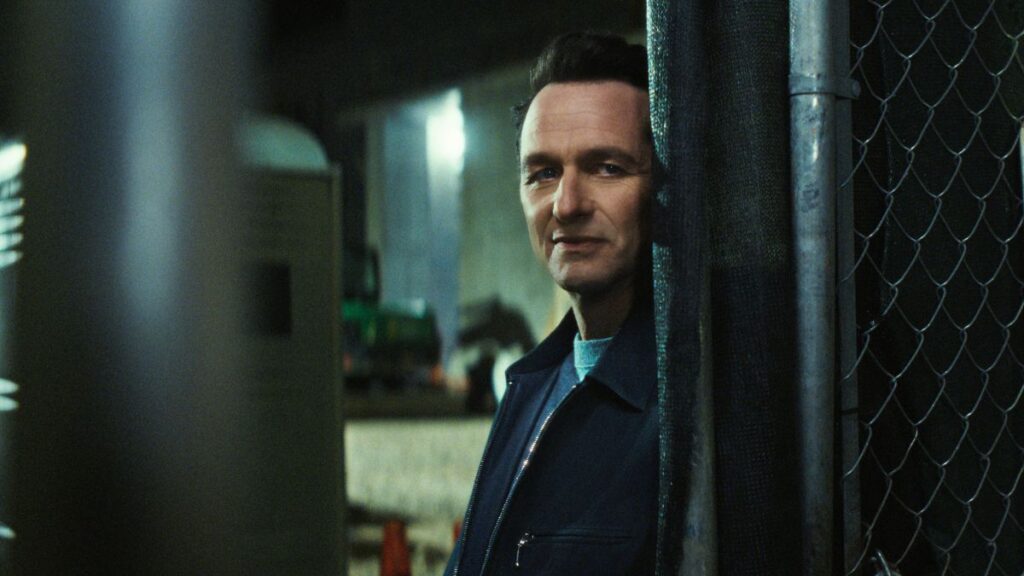 Nile Jarvis (Matthew Rhys) dans la série The Beast In Me sur Netflix.