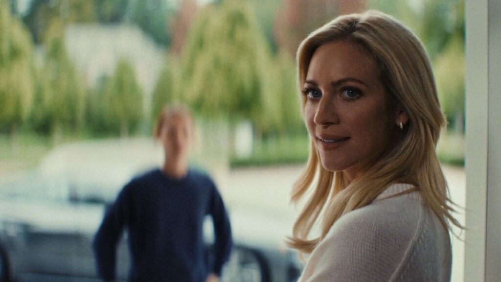 Nina Jarvis (Brittany Snow) dans la série The Beast In Me sur Netflix.