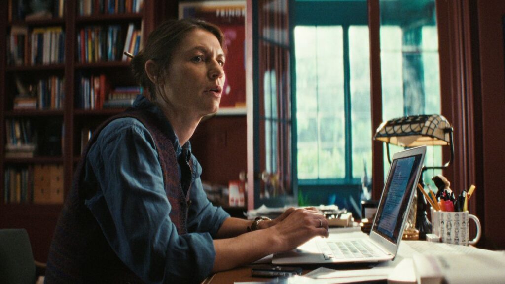 Aggie Wiggs (Claire Danes) dans la série The Beast In Me sur Netflix.