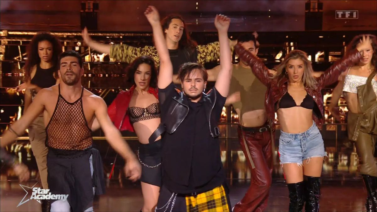 Yanis Marshall et ses danseurs à la Star Academy 2022.