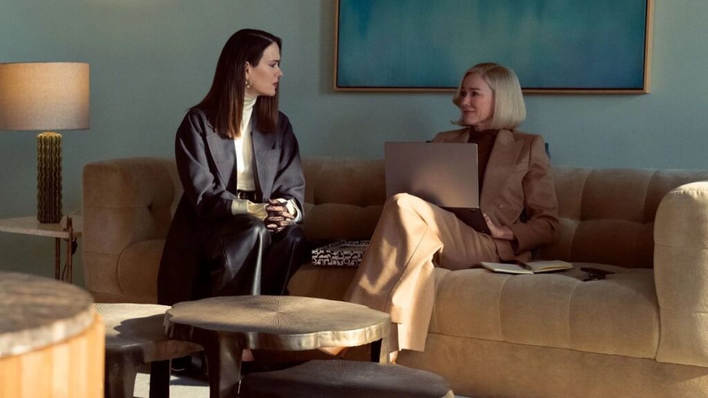 Carrington Lane (Sarah Paulson) et Liberty Ronson (Naomi Watts) dans la série All's Fair.