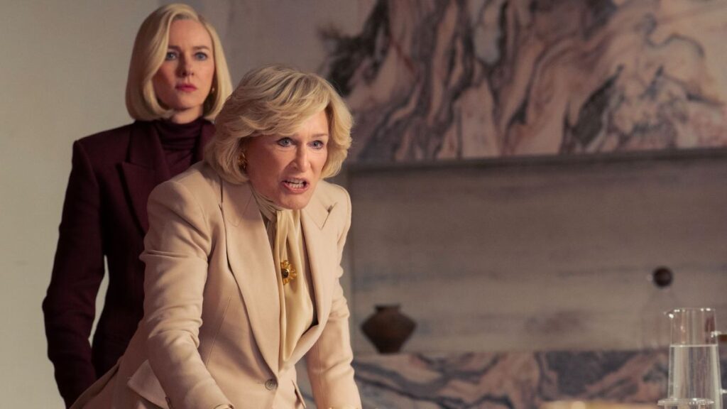 Dina Standish (Glenn Close) et Liberty Ronson (Naomi Watts) dans la série All's Fair.