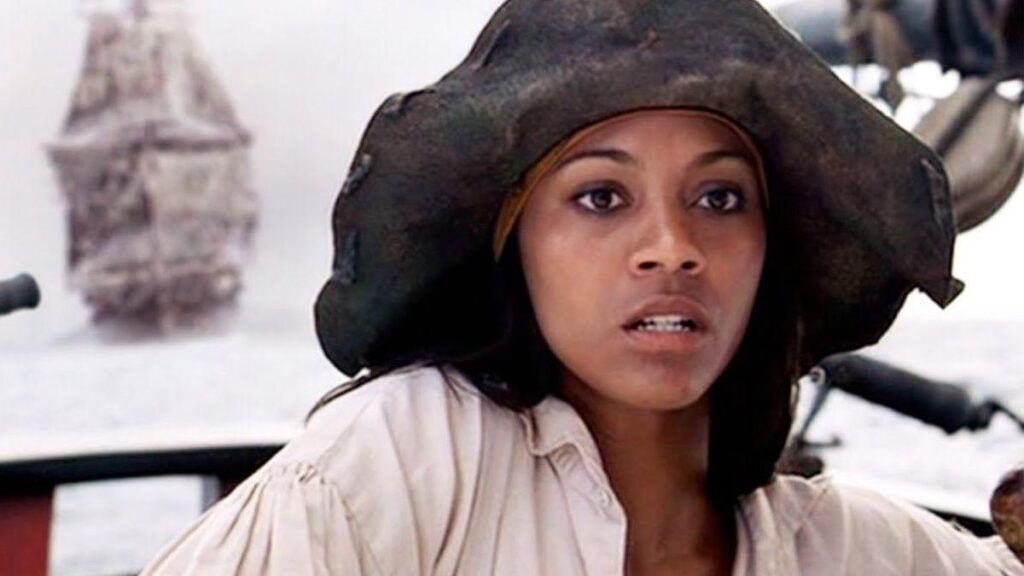 anamaria (jouée par zoé saldana) dans pirates des caraïbes : la malédiction du black pearl