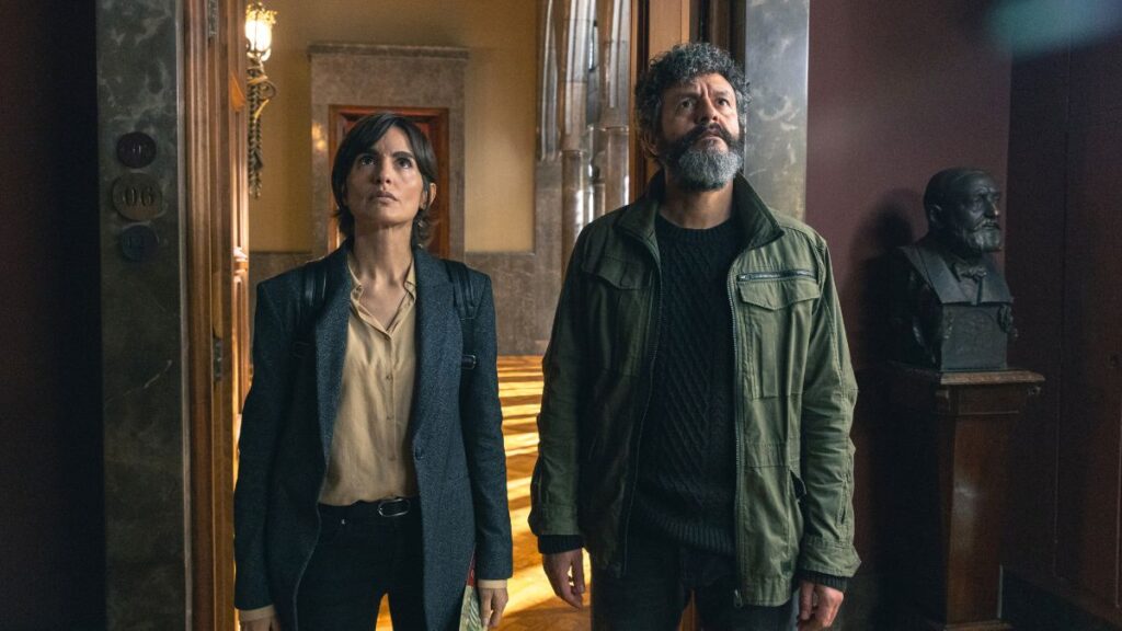 Milo Malart (Isak Férriz) et Rebeca Garrido (Verónica Echegui) dans la série Cité des Ombres sur Netflix.