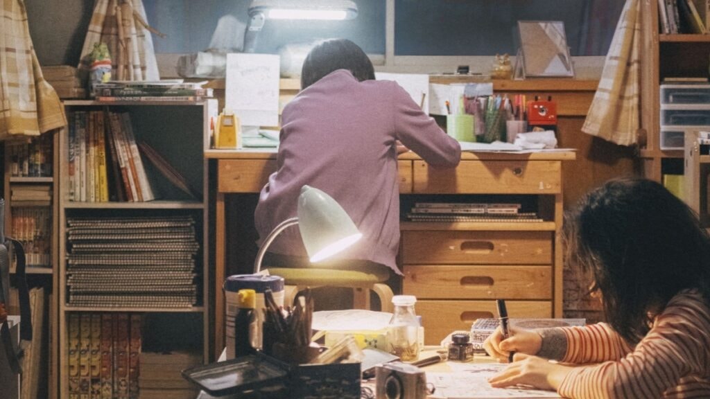 Fujino et Kyomoto préparant un manga dans le film Look Back