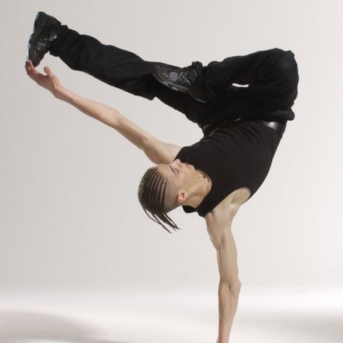 Marcher en dansant (chez toi, dans les rues, etc.) 