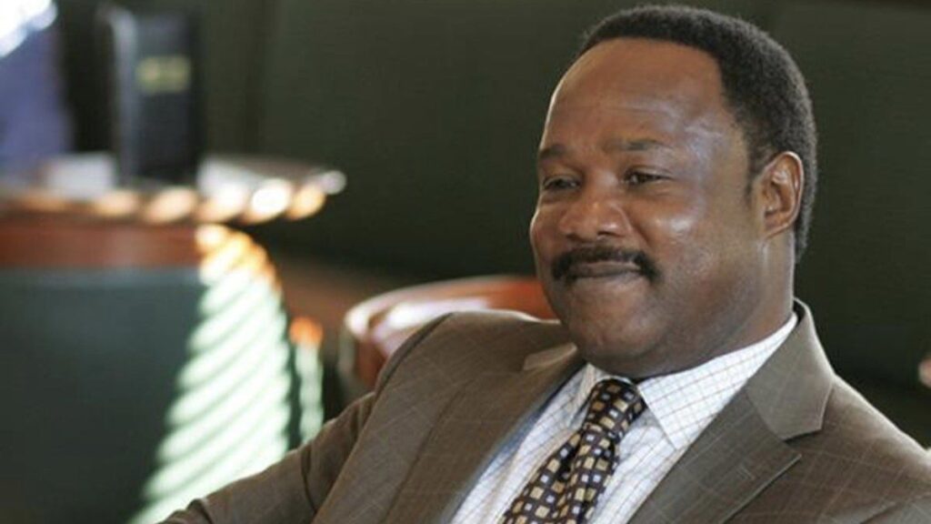 Le sénateur Clay Davis (Isiah Whitlock Jr.) dans la série The Wire (Sur Écoute).