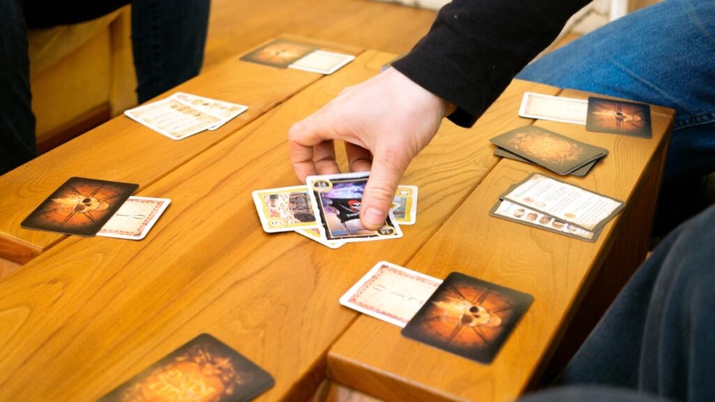 Un joueur posant une carte lors d'une manche de Skull King