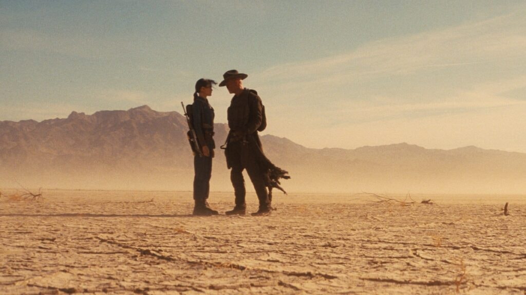 Lucy et Cooper Howard se lançant un défi du regard dans le désert de la saison 2 de Fallout