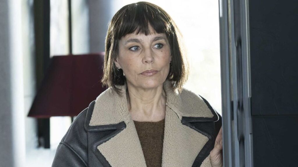 Coco (Sophie Duez) dans la saison 2 de la série Le Daron sur TF1.
