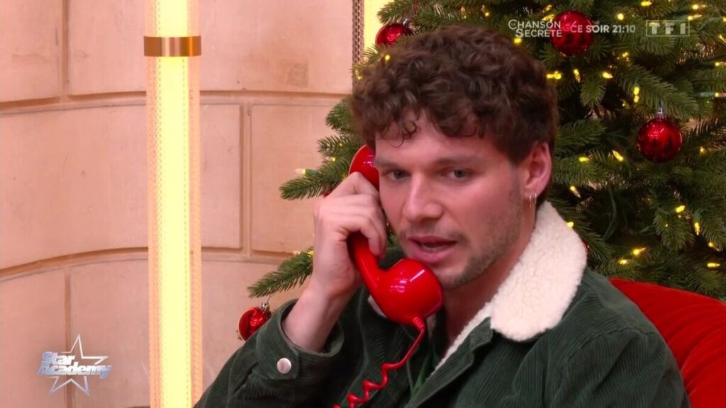 Théo P au téléphone de la Star Academy.