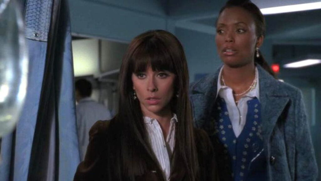 Jennifer Love Hewitt et Aisha Tyler dans la série Ghost Whisperer.