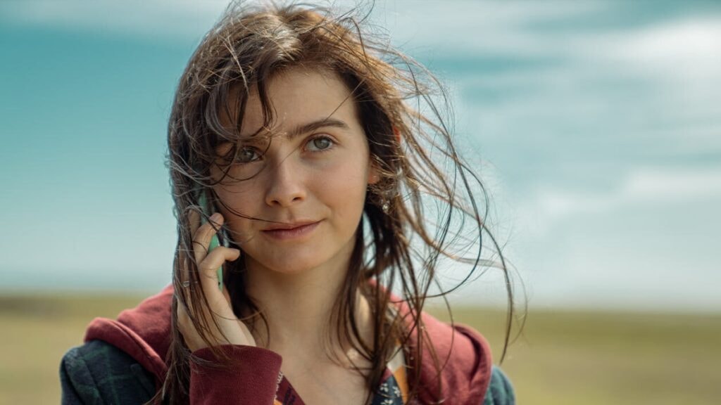 Camille souriant au téléphone dans Le Signal 14kHz