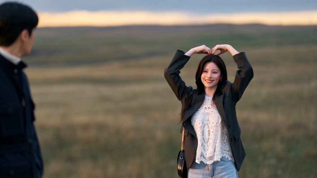 Cha Mu-hee faisant un coeur avec ses bras dans Comment traduire cet amour ?