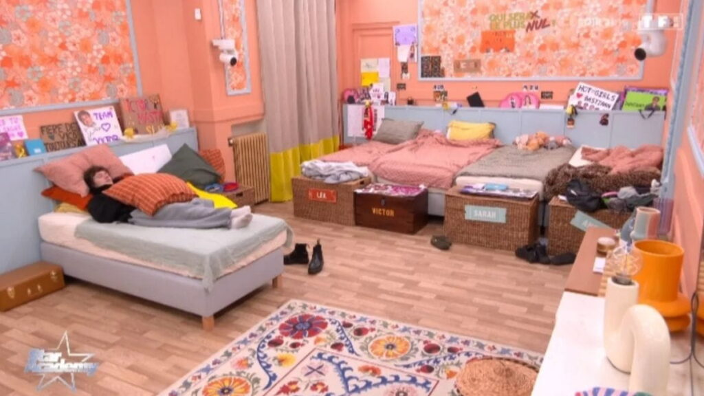 Bastiaan sur le lit maudit de la Star Academy 2025.