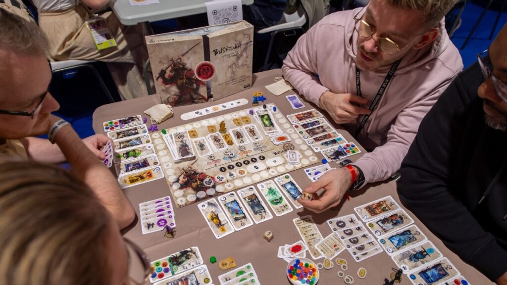Des joueurs découvrant un jeu de société au Fesival International des Jeux de Cannes en 2025