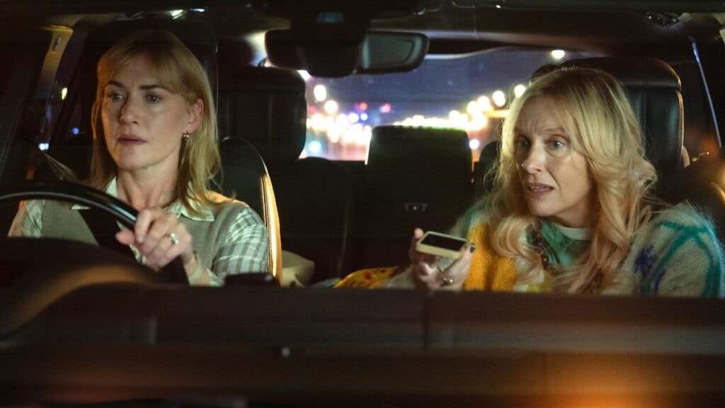 Kate Winslet et Toni Collette dans le film Netflix Goodbye June