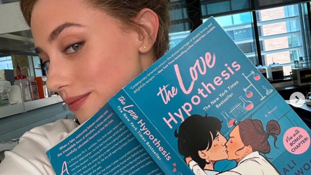 Lili Reinhart avec le livre The Love Hypothesis
