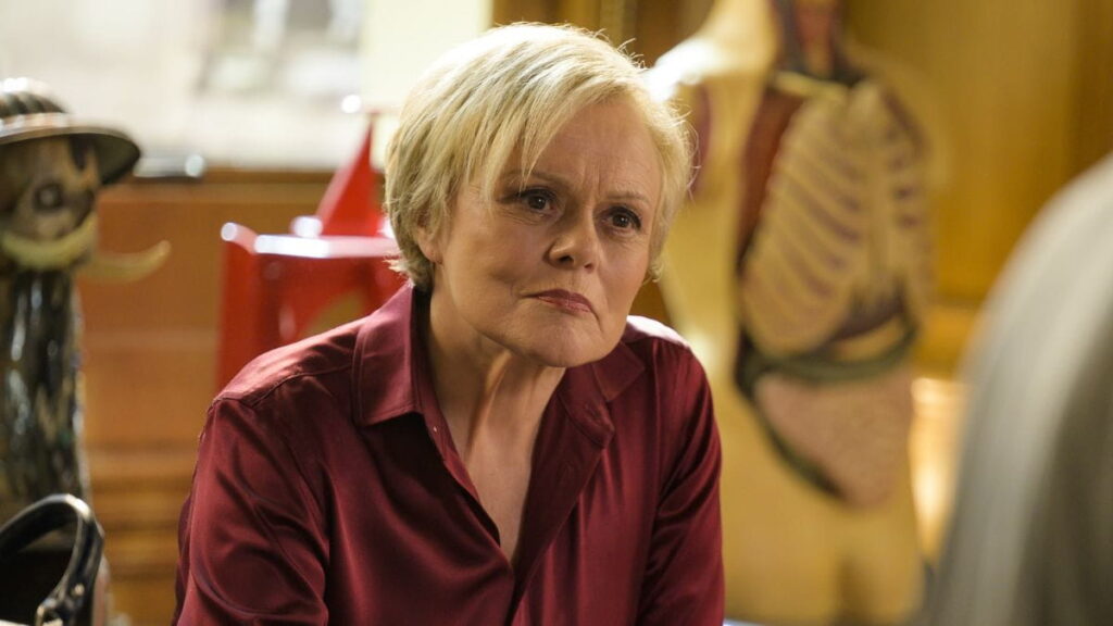 Louise Arbus (Muriel Robin) dans la saison 3 de la série Master Crimes sur TF1.