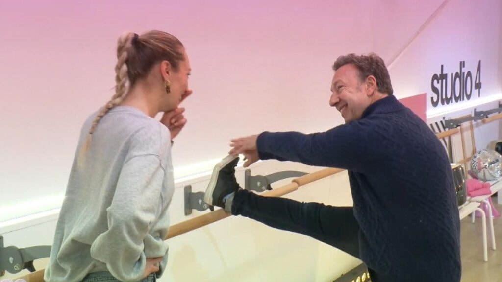 Stéphane Bern et sa partenaire de danse, Calisson Goasdoué pendant l'entrainement dans l'émission Danse avec les stars