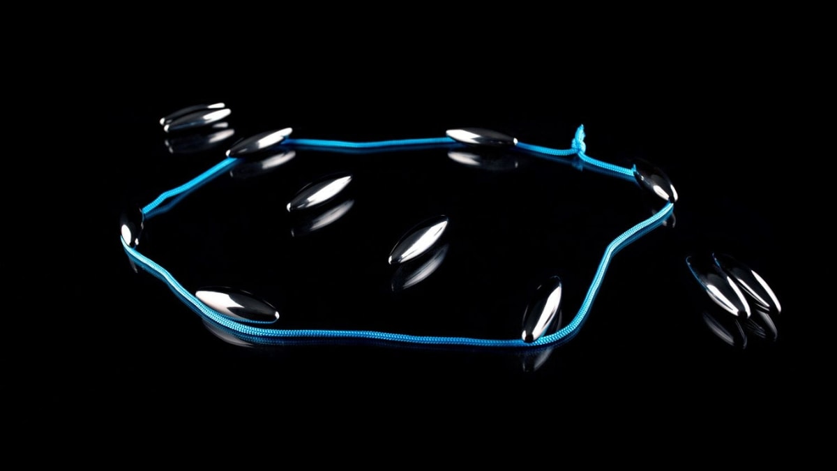 Des aimants posés dans la zone de jeu dans Kluster Duo