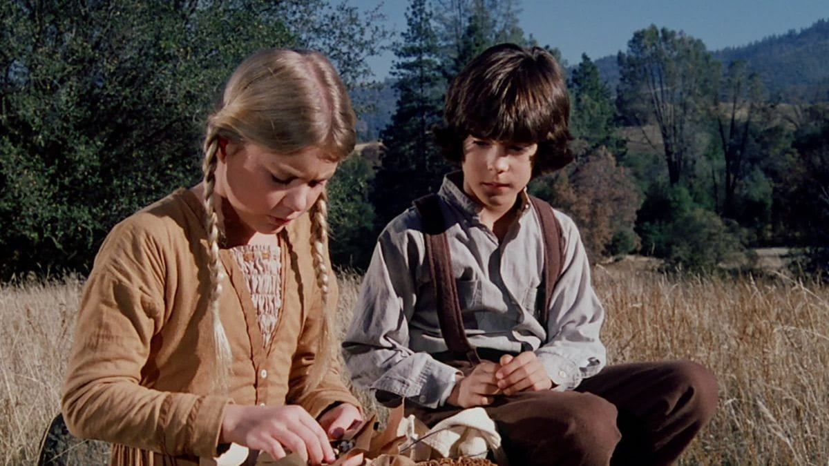 Charles et Caroline Ingalls enfants dans La Petite Maison dans la Prairie.