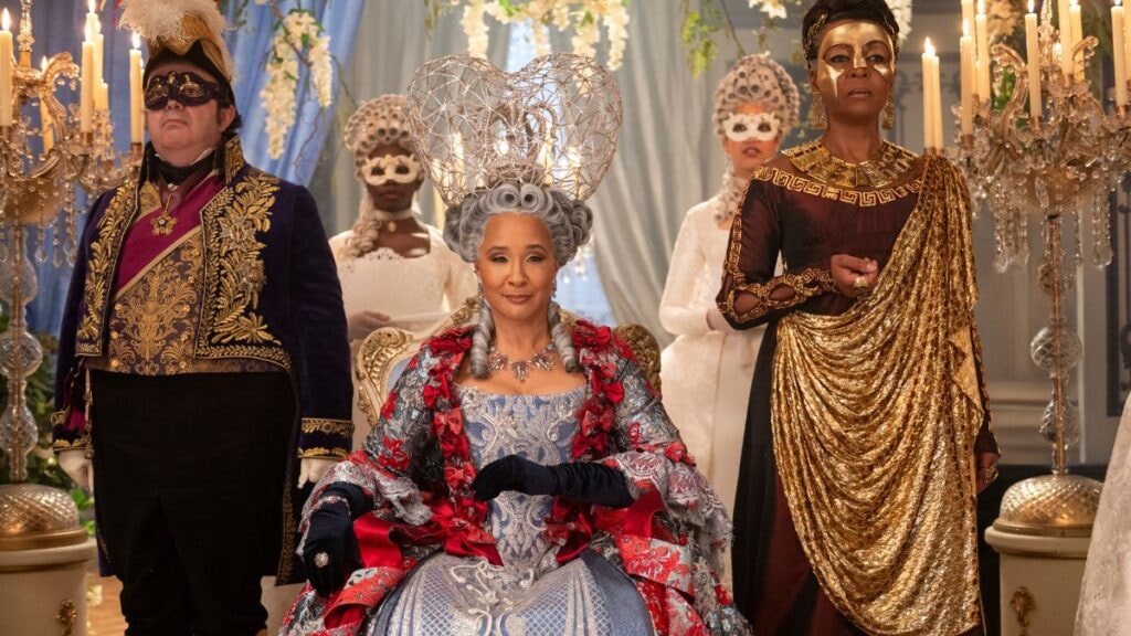 La reine Charlotte et Lady Danbury dans Bridgerton