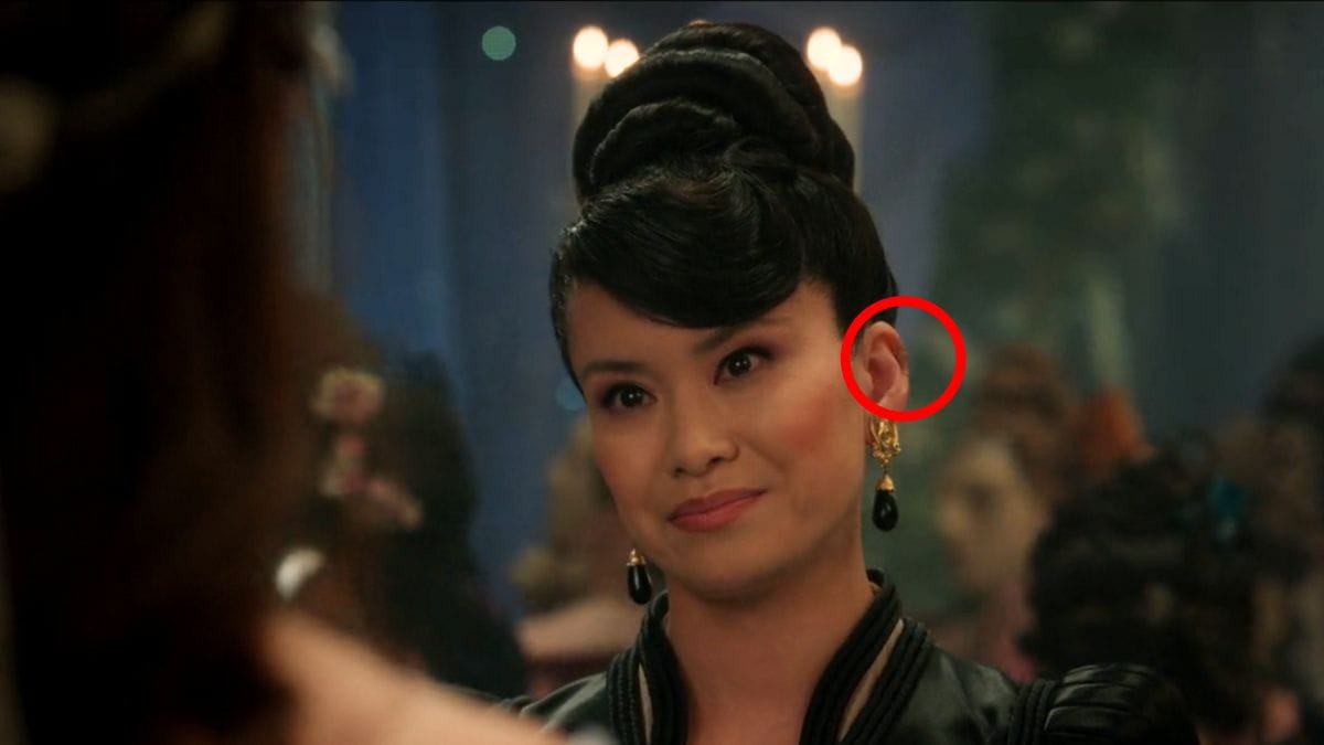 Un pansement sur l'oreille gauche d'Araminta dans l'épisode 1 de la saison 4 de La Chronique des Bridgerton.