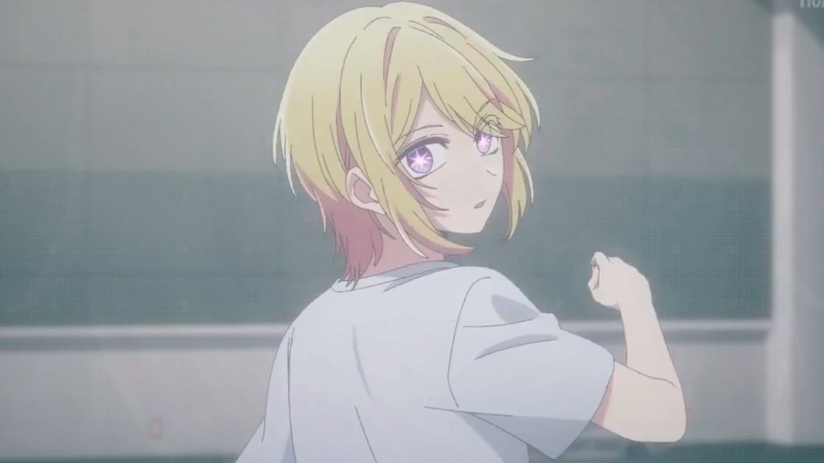 Hikaru Kamiki, répétant sur une archive de Lalalaï dans Oshi no Ko