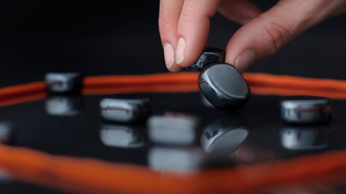 Un joueur posant un aimant lors d'une partie de Kluster