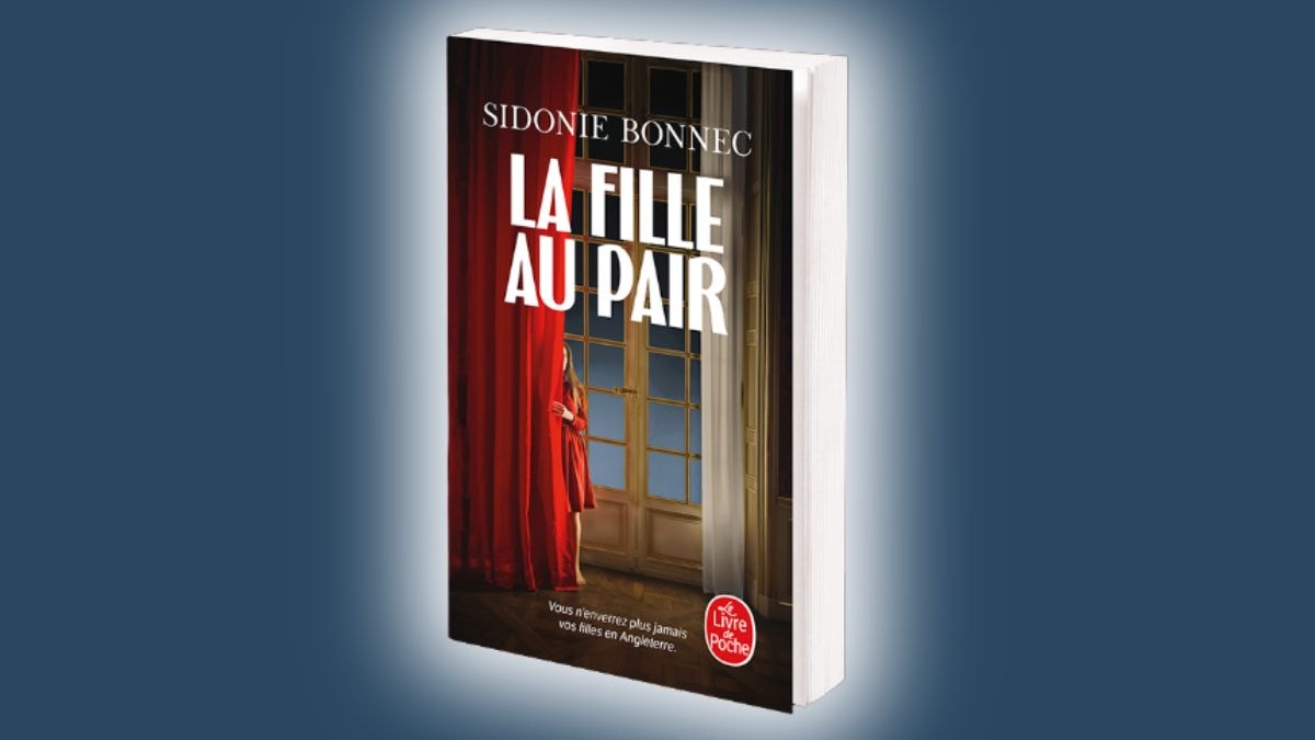 Le livre La Fille au pair avec un fond bleu