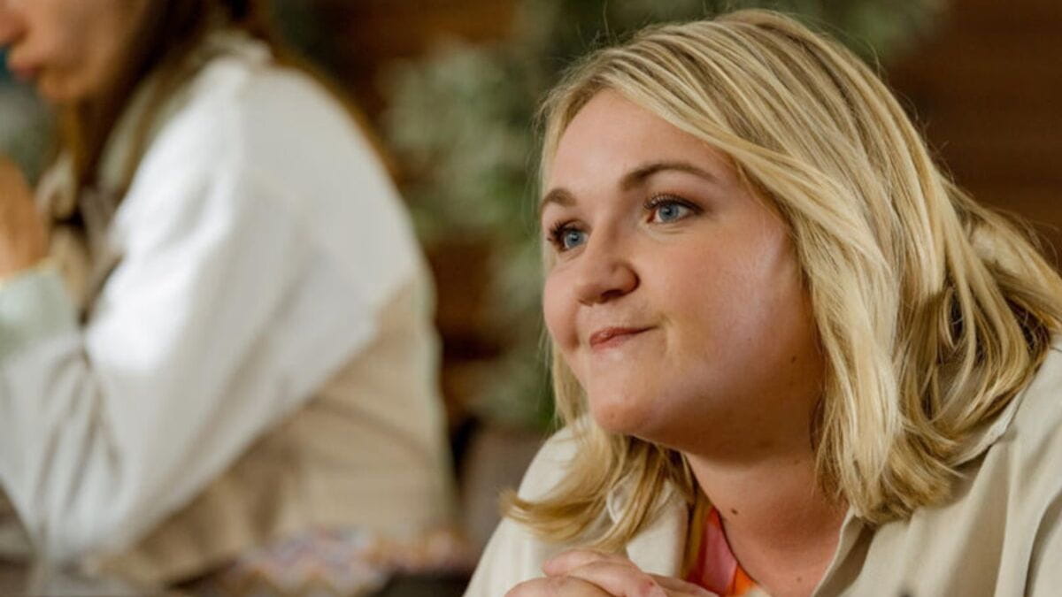 Lola Dubini joue la lieutenante Inès Salma dans la série Léo Mattéï Brigade des Mineurs.