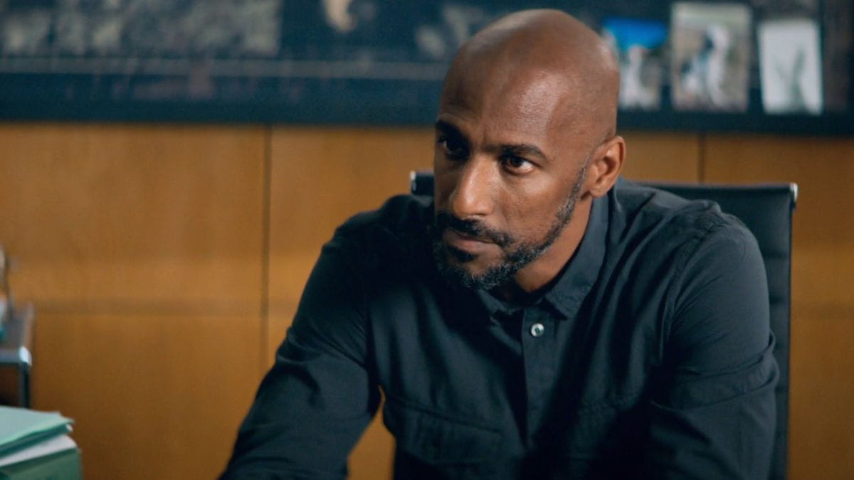 Stomy Bugsy joue le commissaire Daguerre dans la série Léo Mattéï Brigade des Mineurs.