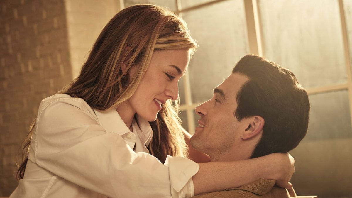 John F. Kennedy Jr. (Paul Anthony Kelly) et Carolyn Bessette (Sarah Pidgeon) dans la série Love Story.