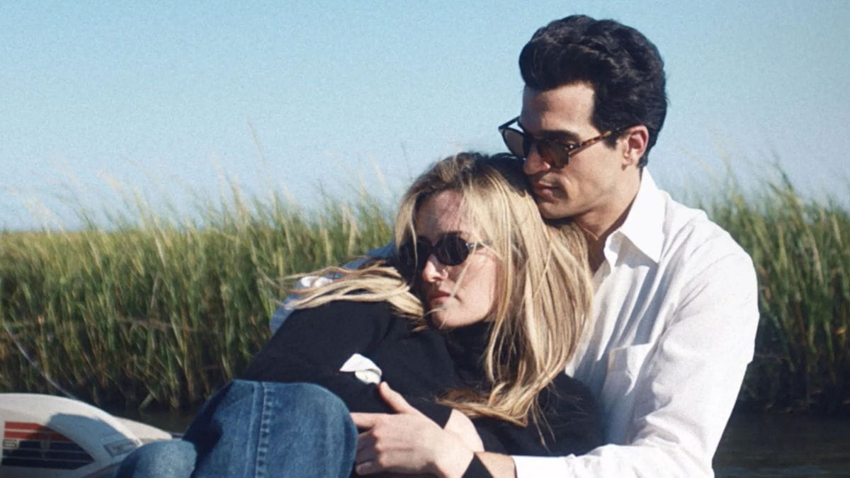 John F. Kennedy Jr. (Paul Anthony Kelly) et Carolyn Bessette (Sarah Pidgeon) dans la série Love Story.