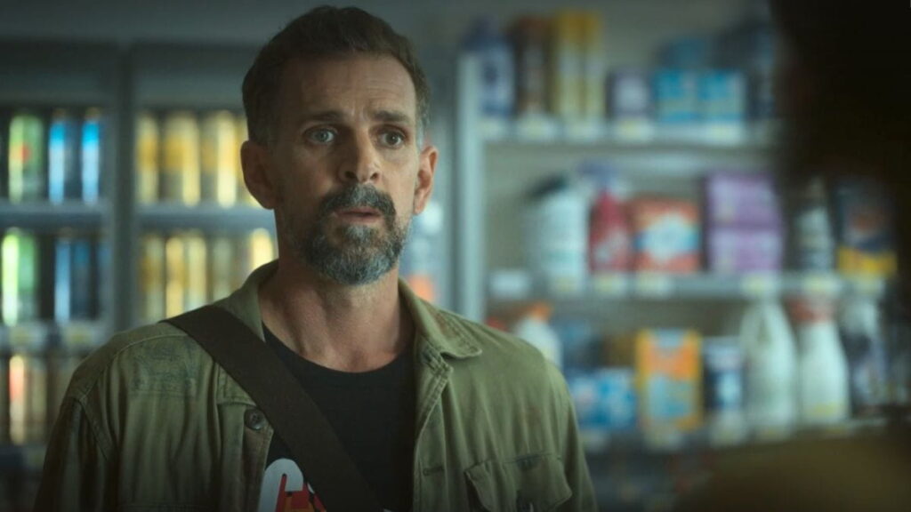 Riad Gahmi joue Mehdi dans Le Signal 149kHz.