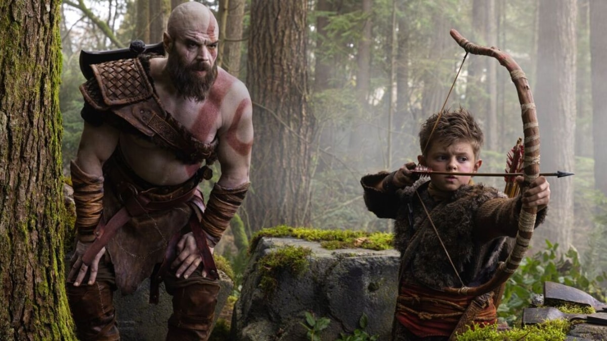 Kratos et Atreus chassant dans une forêt de la série God of War