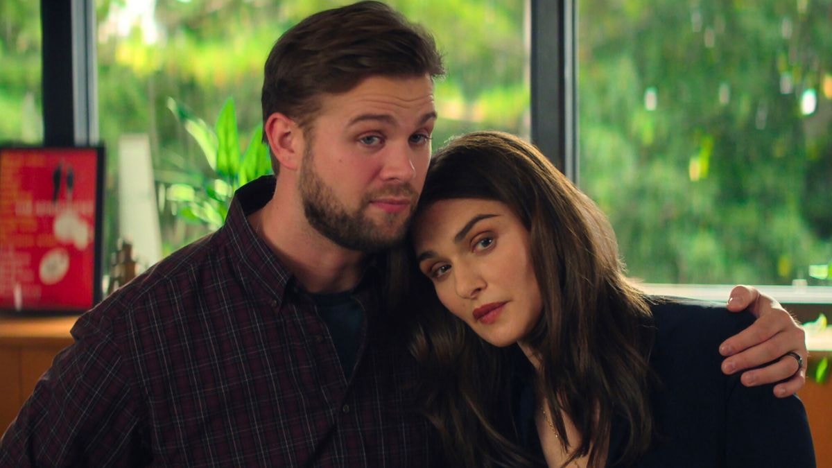Leo Woodall (Vladimir) et Rachel Weisz (M) ans la série Netflix Le Délicieux Professeur V