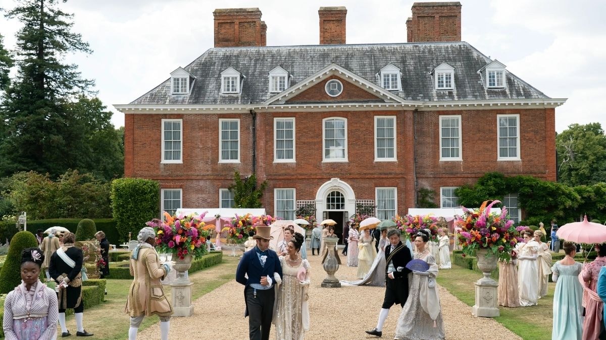 Le château de Bridgerton est-il le même que celui de The Crown et Batman ? 5 maisons réutilisées dans les films et séries