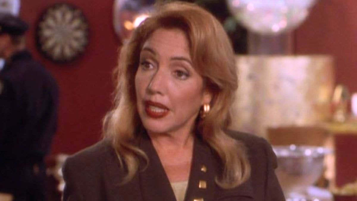 Maria O'Brien dans Arabesque